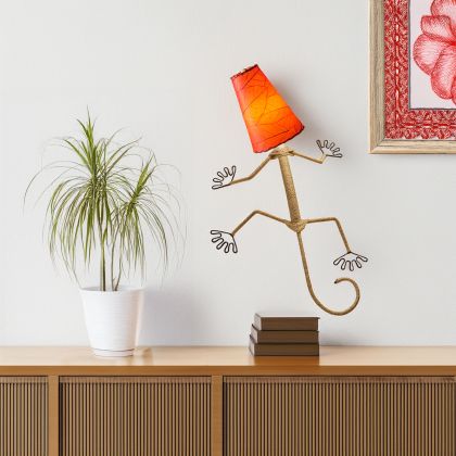 Eangee Home Design Gecko Wall Sconce in red with a shade made of real cocoa leaves, vibrant lizard lamp bringing bold color to minimalist decor